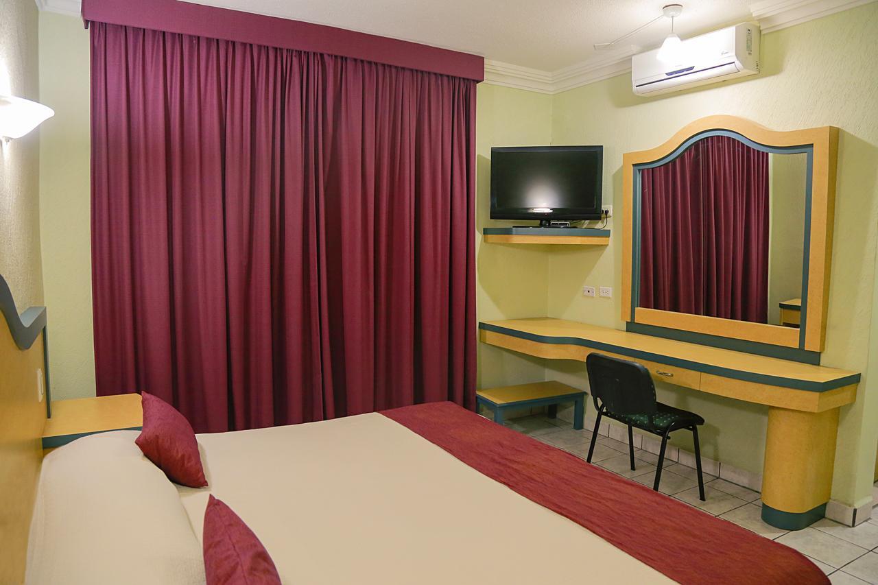 Hotel Madrid มินาติทลัน ภายนอก รูปภาพ