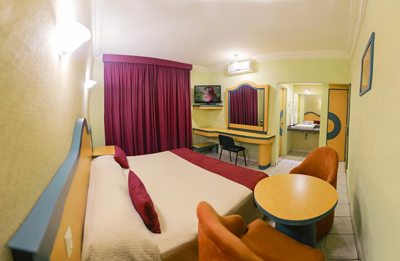 Hotel Madrid มินาติทลัน ภายนอก รูปภาพ