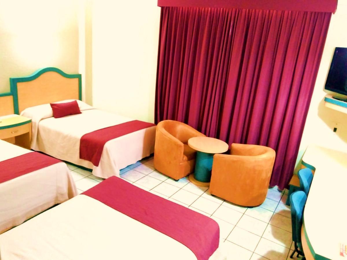 Hotel Madrid มินาติทลัน ภายนอก รูปภาพ